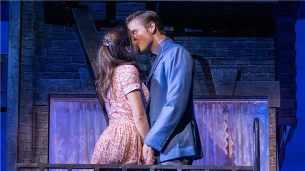 „West Side Story“: Ein Klassiker klassisch neu Maria und Tony (Melanie Sierra und Jason Webster) in der Neuinszenierung des Musicals „West Side Story“ im Deutschen Theater in München.
