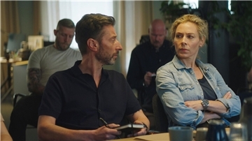 Maria Wern (Eva Röse) und ihr Kollege Arvidsson (Peter Perski).