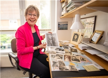 Marianna Klitzka - einst bekannte „Müllfischer-Kabarettistin“ -  hat ihre Familiengeschichte als Roman verfasst: "Ostpreußen ist weit". Vor ihr im winzigen Arbeitszimmer in Bremerhaven-Speckenbüttel historische Fotos und Dokumente ihrer Recherche.