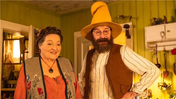 Marianne Sägebrecht (l) als Beda und Stefan Kurt als Pettersson in einer Szene des Films „Die Mucklas ...und wie sie zu Pettersson und Findus kamen“.