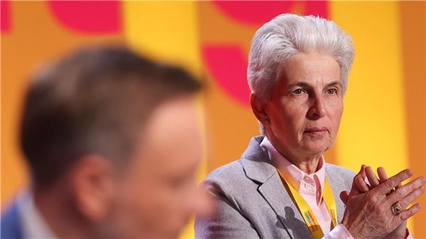 FDP will Fitnesskur für Deutschland   Marie-Agnes Strack-Zimmermann war vor dem Parteitag vom FDP-Bundesvorstand einstimmig als Spitzenkandidatin für die Europawahl 2024 nominiert worden.