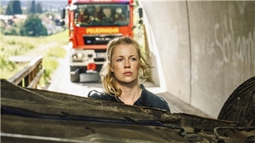Marie (Christine Eixenberger) in einer Szene aus „Marie fängt Feuer“,