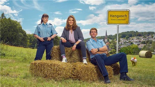 „Mord mit Aussicht“ ist wieder da Marie Gabler (Katharina Wackernagel, m.), Heino Fuss (Sebastian Schwarz) und Jenny Dickel (Eva Bühnen).