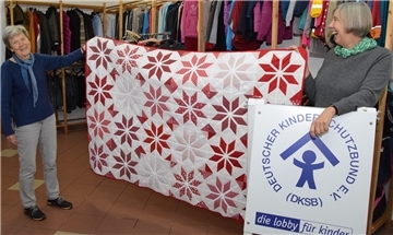 Marie-Luise Schreyer (links) hat den Quilt für den Kinderschutzbund mit eigenen Händen angefertigt. Beim Weihnachtsmarkt in Zeven wird die hochwertige Decke verlost. Darüber freut sich auch Renate zu Jeddeloh.