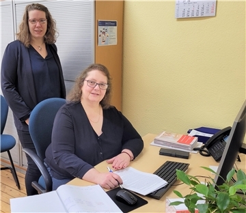 Marie Theres Bücking, die geschäftsführende Leiterin des Diakonischen Werks Wesermarsch (stehend) freut sich, dass Kerstin Seeland jetzt das Team als Koordinatorin für soziale Projekte vergrößert.