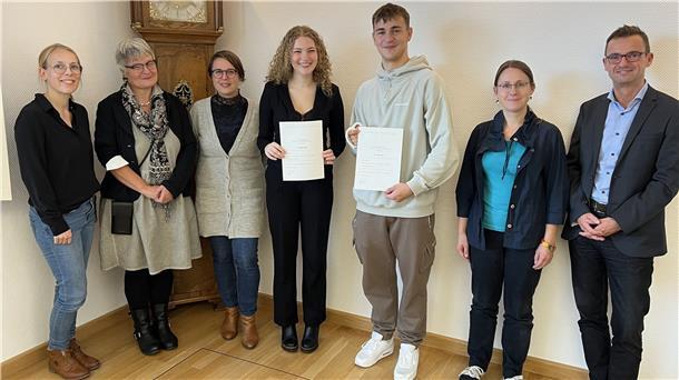 Marie Waitz und Arthur Volz (mit Urkunden in der Hand) freuen sich über die Auszeichnung. Mit dabei bei der Preisverleihung Inga Zander (von links), Monika Themann, Lena Prötze, Julia Kahleyß und Michael Frost .