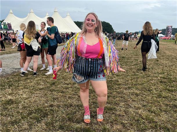 Das sind die besten Kostüme auf dem Hurricane-Festival 2024 Marieke ist als Harley Quinn angereist, vom Joker fehlt allerdings jede Spur.