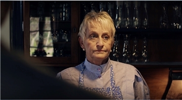 Marieta Ahlers als Wirtin im Film "Boot un Dood".