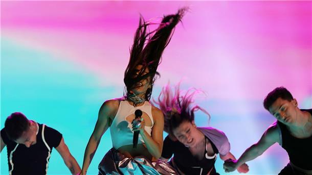 ESC-Finale hat begonnen: Pfiffe für Israel Marina Satti (M) aus Griechenland mit dem Titel „Zari“ auf der Bühne beim Finale des Eurovision Song Contest 2024.