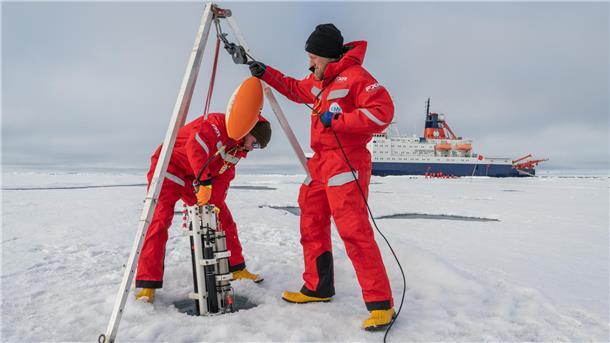 Mario Hoppmann und Daniel Scholtz benutzen das Instrument "Suna" an einer Eisstation. 