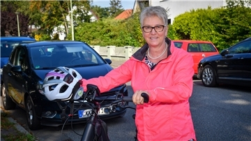 Marion Hanken fährt mit einem bezuschussten E-Bike zur Arbeit.
