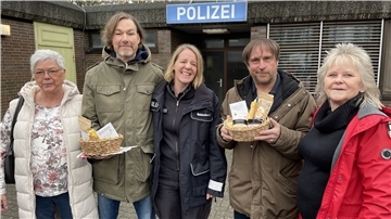 Marion Kallweit und Andrea Knoke hatten für Sven Stricker und Bjarne Mädel Geschenke dabei. In der Mitte: Schauspielerin Katrin Wichmann, die in den Krimis Sörensens Kollegin Jennifer spielt.