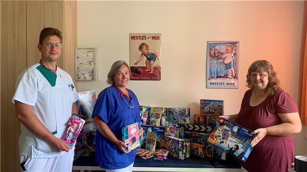 Marion Oppermann (rechts) vom Verein Bricks am Meer übergab die großzügige Spende an die Chefärztin der Kinderklinik Dr. Bettina Loza sowie der Stationsleitung Sven Meißner.