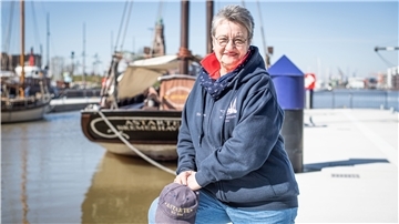 Marion Rzondkowski ist seit einem Jahr Vereinsmitglied bei der Schiffergilde. Ihr Lieblingsort ist die „Astarte“, die am Neuen Hafen liegt.