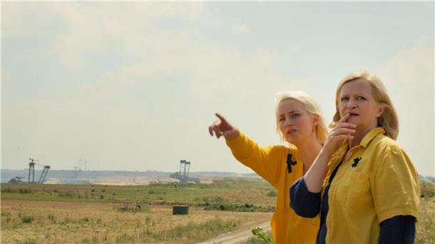 Wenn der Bagger kommt: Das Drama „Eher fliegen hier Ufos“ Marita (Johanna Gastdorf, r) und Natalie (Merle Wasmuth) betrachten das Abbaugebiet in einer Szene aus „Eher fliegen hier UFOs“.