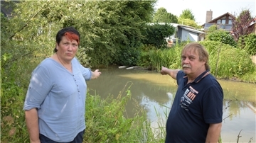 In Sandstedt gibt es Probleme mit der Entwässerung: Auch das Grundstück von Marita Manzi und Andreas Glied steht regelmäßig unter Wasser. 