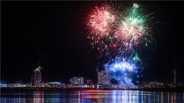 Maritime Tage 2022: Das Feuerwerk zum Höhepunkt der Festwoche mit Stadtbild im Hintergrund. Foto: Hartmann