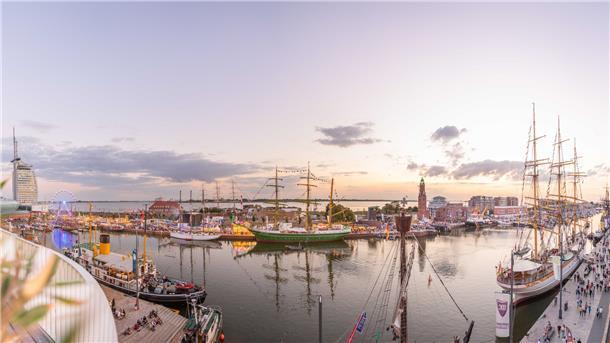 Maritime Tage 2022: Samstagabend der Festwoche mit Blick über den Neuen Hafen von der Dachterrasse des The Liberty Hotels. Foto: Hartmann