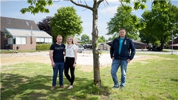 Marius Meyer und Celina Kirchhoff haben es geschafft: Sie können ihr Traumhaus mitten in Flögeln bauen. Ortsbürgermeister Claus Seebeck (CDU, rechts) hat sich beim Landkreis für die beiden jungen Leute eingesetzt.