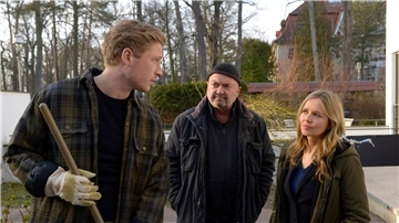 Mark (Anton Rubtsov, l) hat nicht nur mit der Toten eine romantische Vergangenheit, sondern auch mit einer anderen Person des Lieferdienstes. Otto (Florian Martens, M.) und Linett (Stefanie Stappenbeck) hat er das verschwiegen.