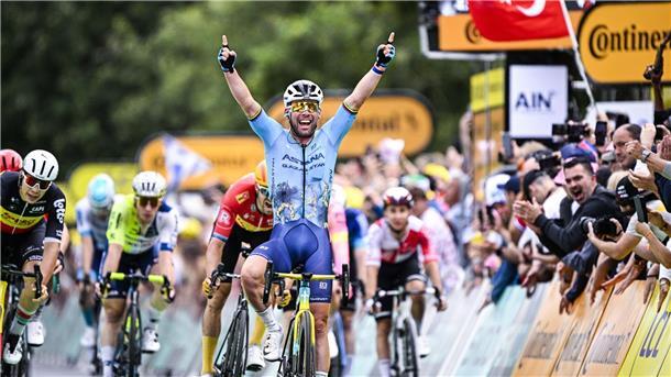 „Sehr glücklich“: Cavendish krönt sich zum Tour-Etappenkönig Mark Cavendish bejubelt seinen Etappensieg.