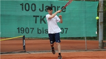 Mark Fitschen spielt Tennis