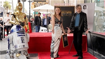 Mark Hamill (r) und Billie Lourd, Tochter der verstorbenen Schauspielerin Carrie Fisher, auf dem Hollywood Walk of Fame neben den „Star Wars“-Figuren C-3PO und R2-D2.