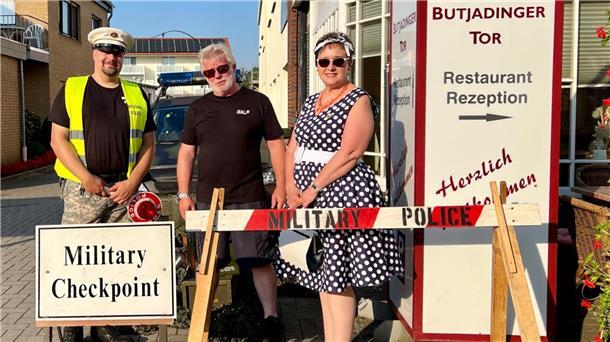 Gerstensaft, Ballonfahrten und Oldtimer: So liefen die Biertage in Abbehausen Drei Personen an einem Checkpoint