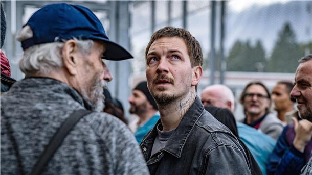 Eine Stadt ohne Gefängnisse Mark (Johannes Kienast, M) ist wieder auf freiem Fuß.