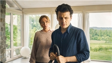 Mark (Manuel Rubey) erzählt Nina (Lisa Maria Potthoff) von seiner Angst, dass seine Vergangenheit ihn einholt.