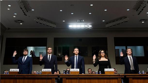 Zuckerberg entschuldigt sich bei Eltern in Senats-Anhörung Mark Zuckerberg (Meta, v.r.), Linda Yaccarino (X), Shou Zi Chew (TikTok), Evan Spiegel (Snap) und Jason Citron (Discord) zu Beginn der Anhörung in Washington.