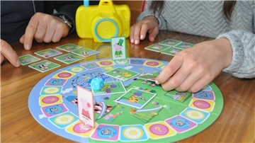 Markierungen auf dem Spielplan zeigen bei „Peppa Pig Funny Foto Game“ an, welche Möglichkeiten die Spieler haben und ob sie zum Beispiel ein Foto machen dürfen.