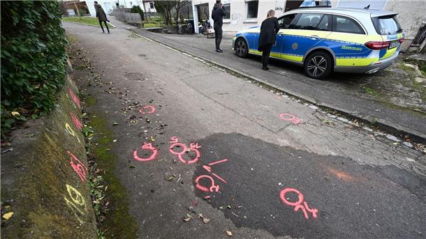 Tatort Schulweg - 14-Jährige stirbt nach Angriff Markierungen der Spurensicherung der Polizei sind am Tatort auf einem Weg angebracht.