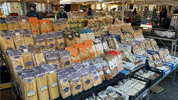Markt in Rom: Verschiedene Nudelsorten werden auf dem Campo de‘ Fiori angeboten.