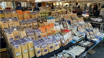 Markt in Rom: Verschiedene Nudelsorten werden auf dem Campo de‘ Fiori angeboten.