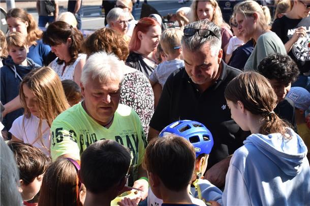 Markteröffnung in Selsingen: Bürgermeister Bernd Schleßelmann (links) und Marktmeister Ralph Wohlberg verteilen Gutscheine für Karussell-Freifahrten.