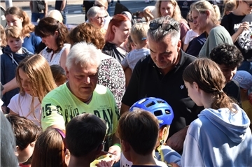 Markteröffnung in Selsingen: Bürgermeister Bernd Schleßelmann (links) und Marktmeister Ralph Wohlberg verteilen Gutscheine für Karussell-Freifahrten.