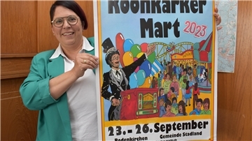 Marktmeisterin Christiane Hagen mit dem Plakatentwurf für den Roonkarker Mart 2023.