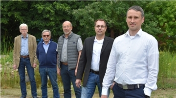 Markus Schwiering (vorne) will Tarmstedts neuer Samtgemeindebürgermeister werden. Seine Kandidatur unterstützen (von rechts) neben dem CDU-Gemeindeverbandsvorsitzenden Stephan Otten und CDU-Fraktionschef Heinz-Hermann Holsten auch Rolf Struckmeyer (Natürlich Samtgemeinde Tarmstedt) und Henry Michaelis (FDP).
