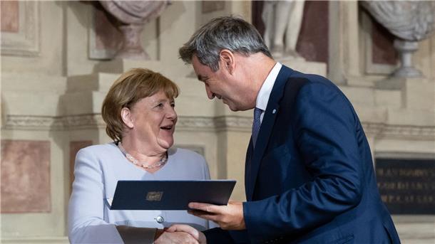 Merkel erhält bayerischen Verdienstorden Markus Söder (CSU), Ministerpräsident von Bayern, verleiht Angela Merkel (CDU) den Bayerischen Verdienstorden.