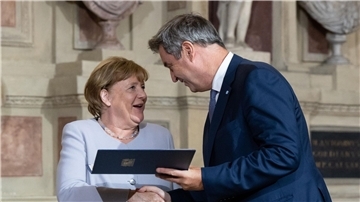 Markus Söder (CSU), Ministerpräsident von Bayern, verleiht Angela Merkel (CDU) den Bayerischen Verdienstorden.