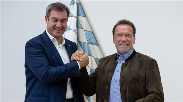 Ein ratloser Schwarzenegger beim „Terminator“-Fan Söder Markus Söder empfängt Arnold Schwarzenegger für die Verleihung des blauen Panthers.