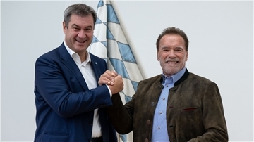 Markus Söder empfängt Arnold Schwarzenegger für die Verleihung des blauen Panthers.