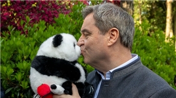 Markus Söder hat als Gastgeschenk einen Panda-Plüschbären bekommen.