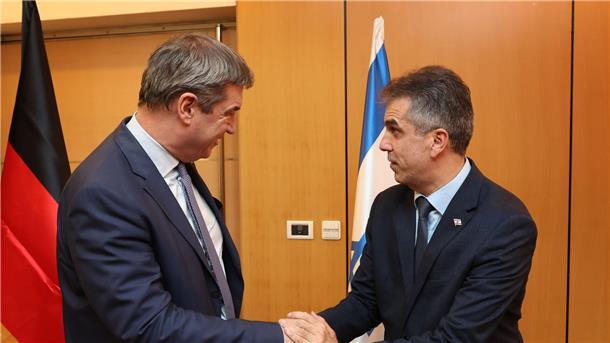Söder verteidigt Israels Kampf gegen die Hamas Markus Söder (l) wird in Jerusalem vom israelischen Außenminister Eli Cohen empfangen.