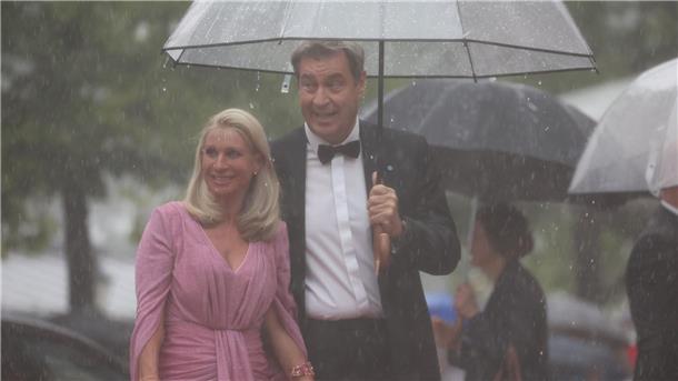 Bayreuther Festspiele mit Blitz und Donner eröffnet Markus Söder musste wegen starken Regens mit Ehefrau Karin minutenlang im Auto warten.