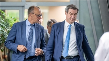 Markus Söder (r.), derzeit Ministerpräsident von Bayern, liegt nicht nur an der Spitze aller neun abgefragten Top-Politiker, sondern auch klar vor CDU-Chef Friedrich Merz.