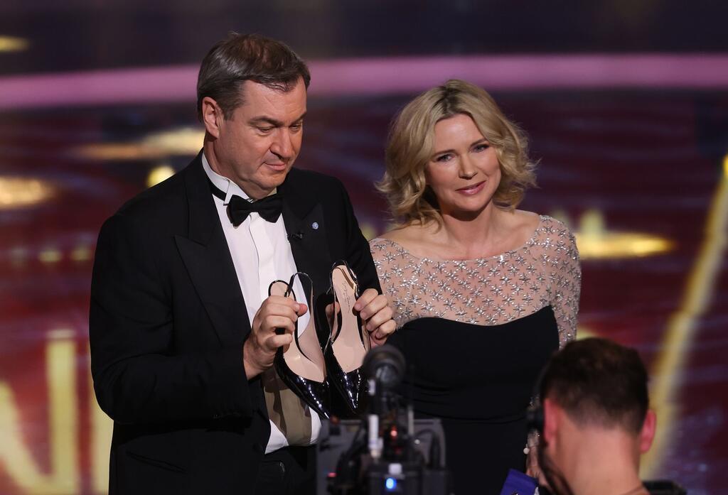 Markus Söder verlieh den Ehrenpreis an Schauspielerin Veronica Ferres (r).