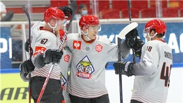 Riesen Jubel nach dem Führungstreffer für die Pinguins von Stanislav Dietz (li.).