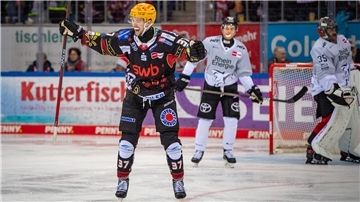 Markus Vikingstad brachte den Puck zum 2:0 für die Fischtown Pinguins im Kölner Tor unter.